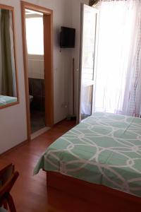 Apartments with parking space Makarska - 6850