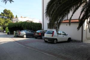 Apartments with a parking space Makarska - 6729