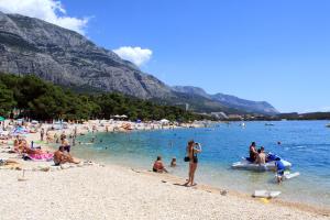 Apartments with a parking space Makarska  18145