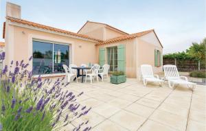 Maisons de vacances Holiday home Saint Jean de Monts 45 with Outdoor Swimmingpool : photos des chambres