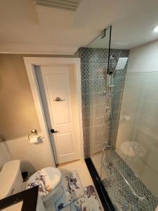 Classic & Luxury Private Detached Entire Home with Free WI-FI & T.V