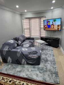 Classic & Luxury Private Detached Entire Home with Free WI-FI & T.V
