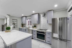 Classic & Luxury Private Detached Entire Home with Free WI-FI & T.V