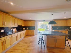 Stunning 8-Bed House with Sea & Beach Views