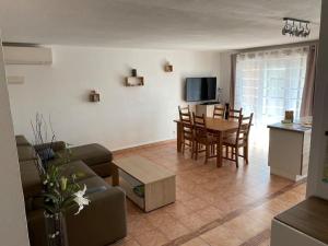 Coeur de Fréjus, LAMPHITHÉÂTRE, appartement 3 pièces climatisé, terrasse, barbecue, piscine & parking