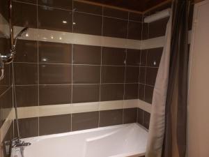 Deux pièces à Tignes avec parking couvert à 20 m des pistes - FR-1-449-65