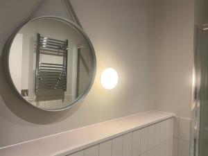 NEW LUXURY CYBERPUNK 1Bed Studio Serviced Apartment Notting Hill London Free WIFI & NETFLIX Central Location Perfect for Solo & Coupled Guests