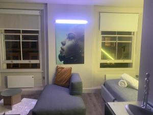 NEW LUXURY CYBERPUNK 1Bed Studio Serviced Apartment Notting Hill London Free WIFI & NETFLIX Central Location Perfect for Solo & Coupled Guests