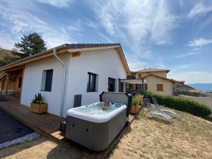 The Eagles View - house with mountain view