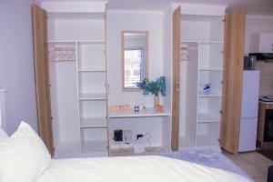 Charms and bows studio apartment -near ORT airport