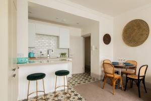 Beautiful, central, 3 min walk from beach, 2 King doubles