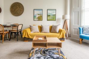 Beautiful, central, 3 min walk from beach, 2 King doubles