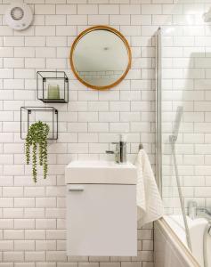 Beautiful, central, 3 min walk from beach, 2 King doubles