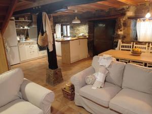 Amplia y cómoda casa de piedra con porche y jardín
