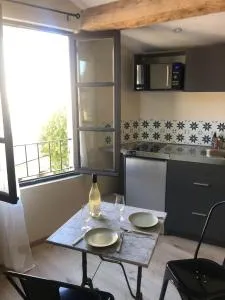 ARLES: Studio de la place - 博凯尔