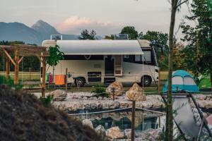 Camp Garden Park-Empty Pitches and Glamping Tents