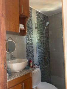 Beachfront Apartment, Quiet 4 Beds, 1 Bath, AC, Wi-Fi, Hot Water, in Paraiso near Los Patos