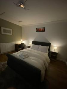 Comfortably furnished 2 bedroom home in Bolton