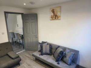 Vetrelax Colchester Three bedroom house- Sleeps up to 7 - Free Wi-Fi - Contractors - Families - Long Term Stays