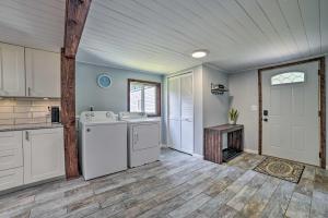 Prudenville Retreat with Yard about 1 Mi to Lake!