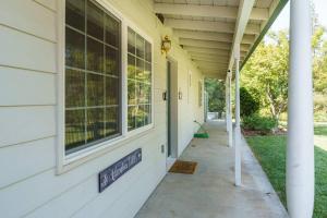 Acorn House - Charming house in green heaven with pool table with lovely backyard