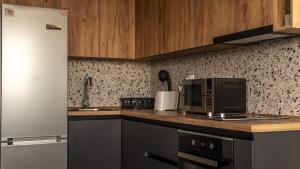 HILLTOP Luxury Apartment with Free Parking