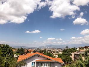 HILLTOP Luxury Apartment with Free Parking