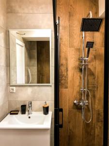 HILLTOP Luxury Apartment with Free Parking