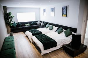 Modern House Sleeps 18 or Perfect for Large Family.