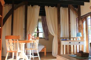 The Nest - Thatched seaside country cottage for two