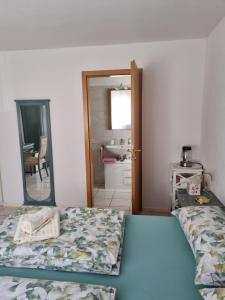 A u r o r a Central Room a 1 minuto dalla stazione FFS, tra Lugano Locarno e Bellinzona