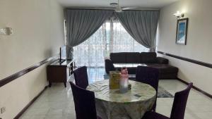 Condo D Savoy 3 Room