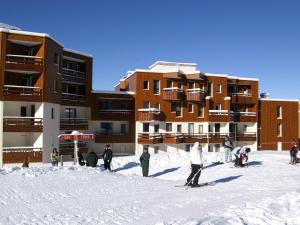 Charmant 2 pièces au pied des pistes avec balcon et casier à skis - FR-1-557-59