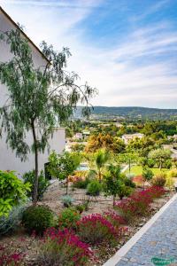 Appartements Le Clos des Eucalyptus : Appartement avec Vue sur la Montagne