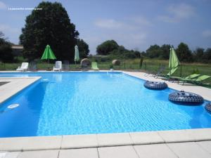 La Galerie gîte climatisé 4 chambres 8 personnes, 2 salles deau, 2 WC, WIFI, parking, piscine chauffée à partager, animaux acceptés, Gîte en pleine nature