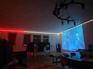 Sjöutsikt, Röd trästuga med traditionellt yttre Skandinavisk, modernt inre och alla bekvämligheter, Sol hela dagen på stora altanen, Tryggt, Vinterbonat, Fiske, Båt