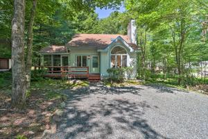 Deck & Resort Amenities: Pocono Lake Home