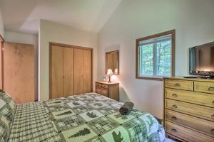 Deck & Resort Amenities: Pocono Lake Home