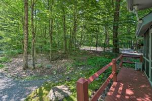 Deck & Resort Amenities: Pocono Lake Home