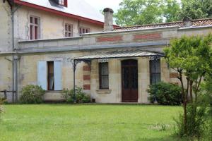 Maisons de vacances Chateau Rosemont - Grande maison familiale campagne dans le Medoc avec piscine et tennis a 15 mn Bordeaux : Maison 5 Chambres