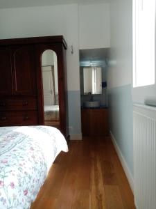 Villas Belle maison, beau quartier, piscine, proche centre, 5 chambres : photos des chambres