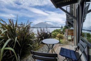 Misty Lakes - Lakefront Apartment