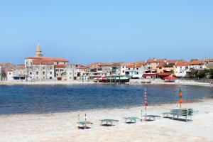 Apartments with a parking space Umag - 7057 