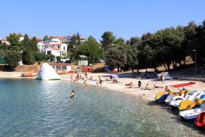 Family friendly apartments with a swimming pool Vinkuran, Pula - 7444