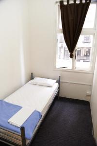 Single Room with Shared Bathroom room in Maze Backpackers - Sydney