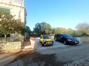 Apartments with a parking space Sumartin, Brac - 11926