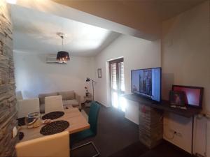 Apartments with parking space Sumartin, Brac - 11926