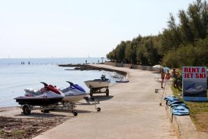 Apartments with parking space Novigrad - 7053