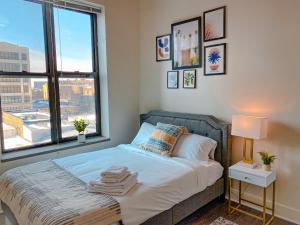Spacious and Luxurious 3BR Near McCormick Place and Soldier Field with Optional Parking - Sleeps 10