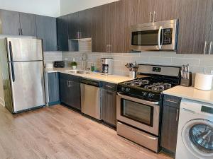 Spacious and Luxurious 3BR Near McCormick Place and Soldier Field with Optional Parking - Sleeps 10